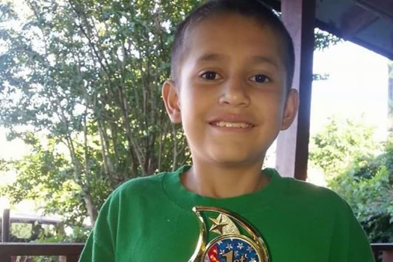 El niño apuñalado en Houston trató de defenderse cuando era asaltado