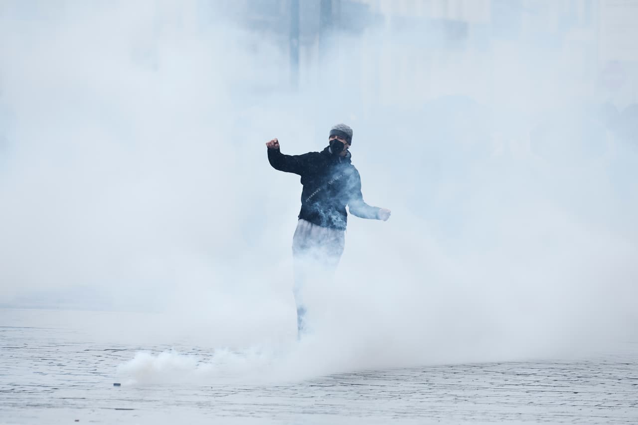 Un manifestante patea una granada de gas lacrimógeno hacia la policía tras una protesta contra el aumento del costo de vida en Rennes, Francia, el sábado 24 de octubre de 2026.