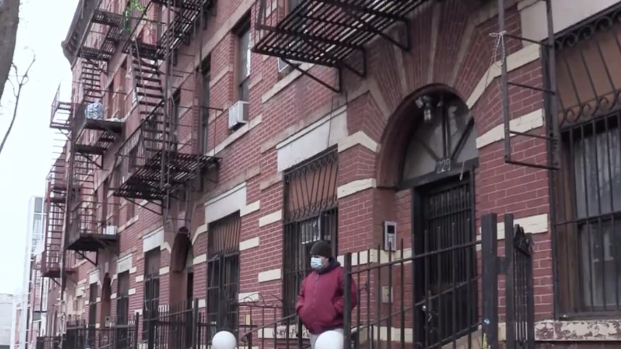 Sin calefacción ni luz en sus casas: así pasan la Navidad estas familias en Brooklyn