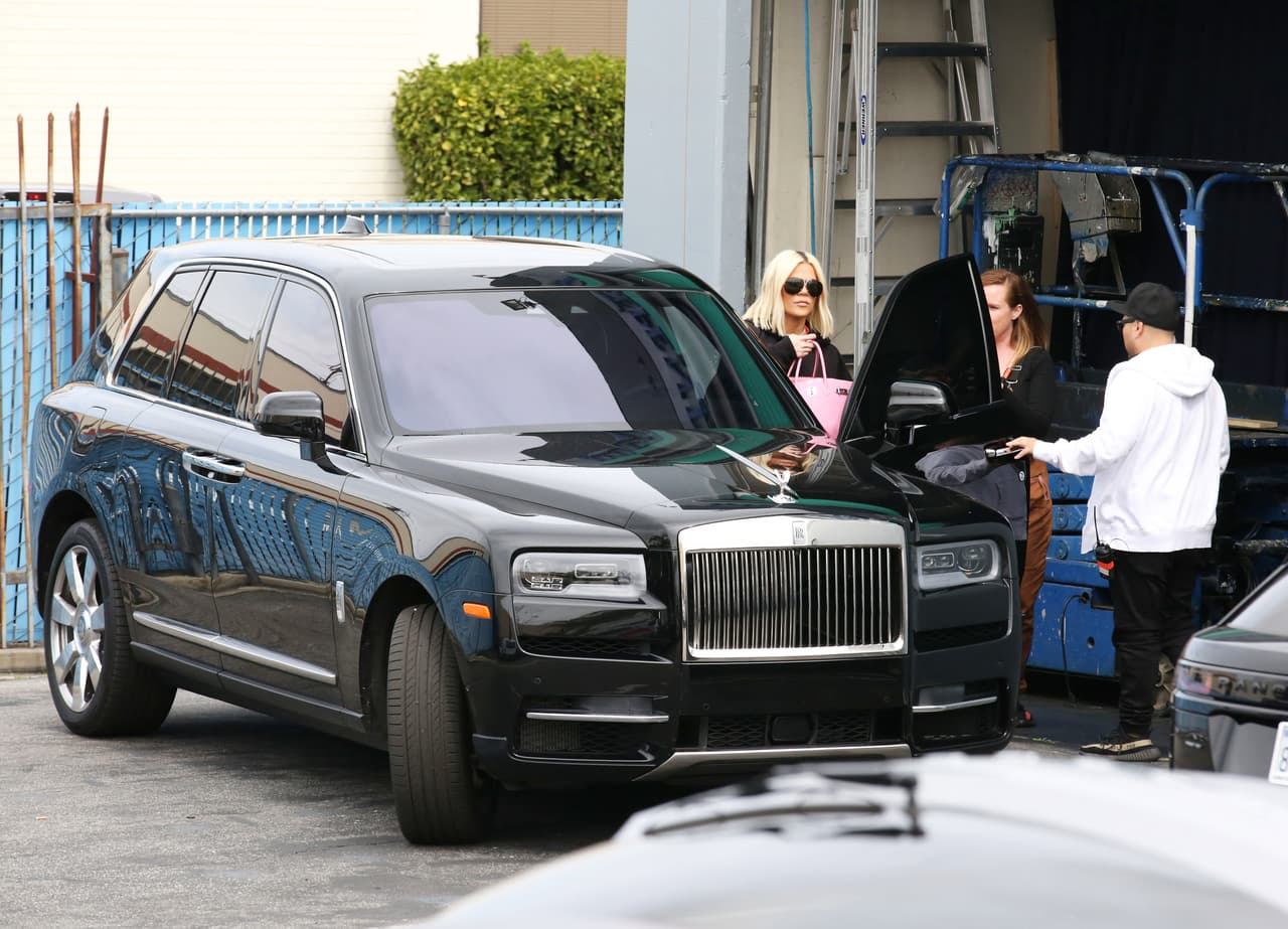 Además de que siempre se ha dejado de ver sola y pensativa, a bordo de su camioneta Rolls Royce Cullinan.