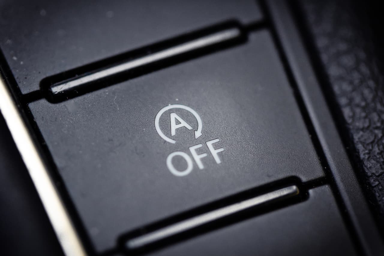 <b>Activa el sistema de apagado/encendido automático.</b> Muchos de los autos modernos incluyen un sistema que se encarga de apagar el motor por cuenta propia cuando este se encuentra parado por completo, por ejemplo, en una luz roja o en medio del tráfico pesado; y de igual manera lo enciende al levantar el pie del freno o cuando el auto de enfrente se mueve.