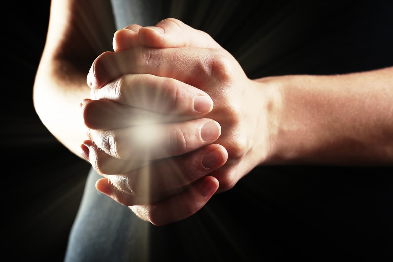 Se trata de manos en que hay nudos en las articulaciones entre los dedos. Las uñas son anchas en su terminación. No son muy comunes y no confundirlas con manos nudosas debido a la artritis. Se supone que quien las tiene está lleno de ideas muy originales, son altamente generosos, magnánimos, individuos en quien se puede confiar, detestan el embuste y la falsedad.