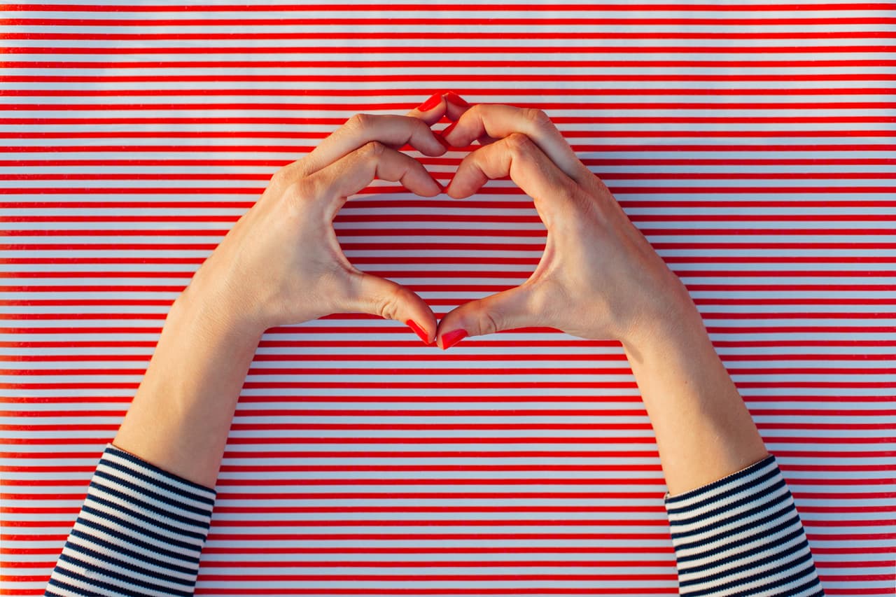 En el amor tienden a una entrega total hacia una sola persona, pero en otras ocasiones asumen una especie de actitud pasiva “dejándose amar”. En la intimidad sexual tienden a ser agresivos, buscando placeres nuevos, muy físicos, inventando algo que sea erótico y atrevido, lo cual requiere una pareja de mentalidad muy abierta que pueda compartir y también disfrutar al participar de sus gustos.