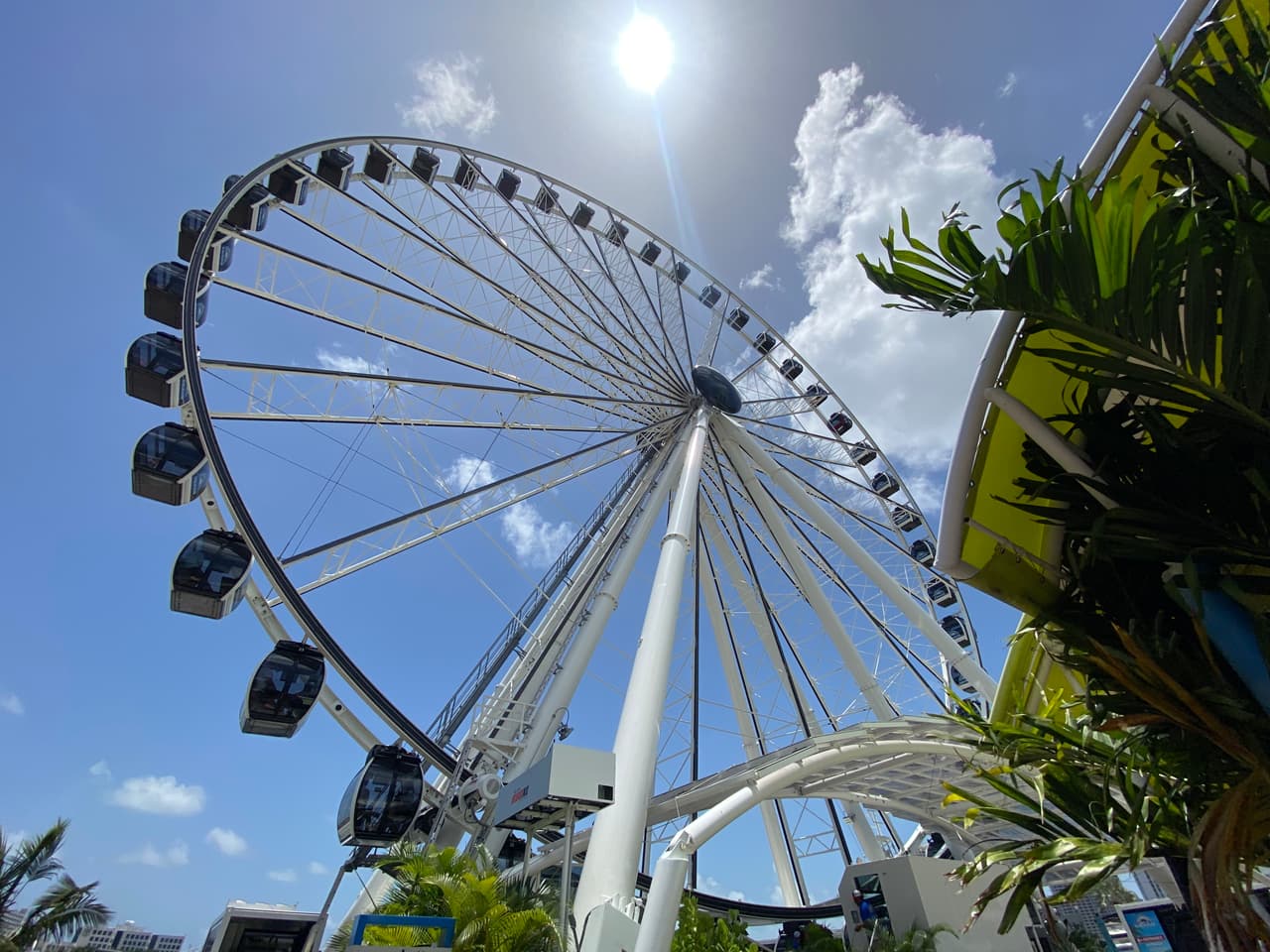 Skyviews Miami Observation Wheel: Los visitantes pueden pasar hasta 15 minutos a 200 pies de altura y disfrutar de las vistas marinas desde el Bayside Marketplace.