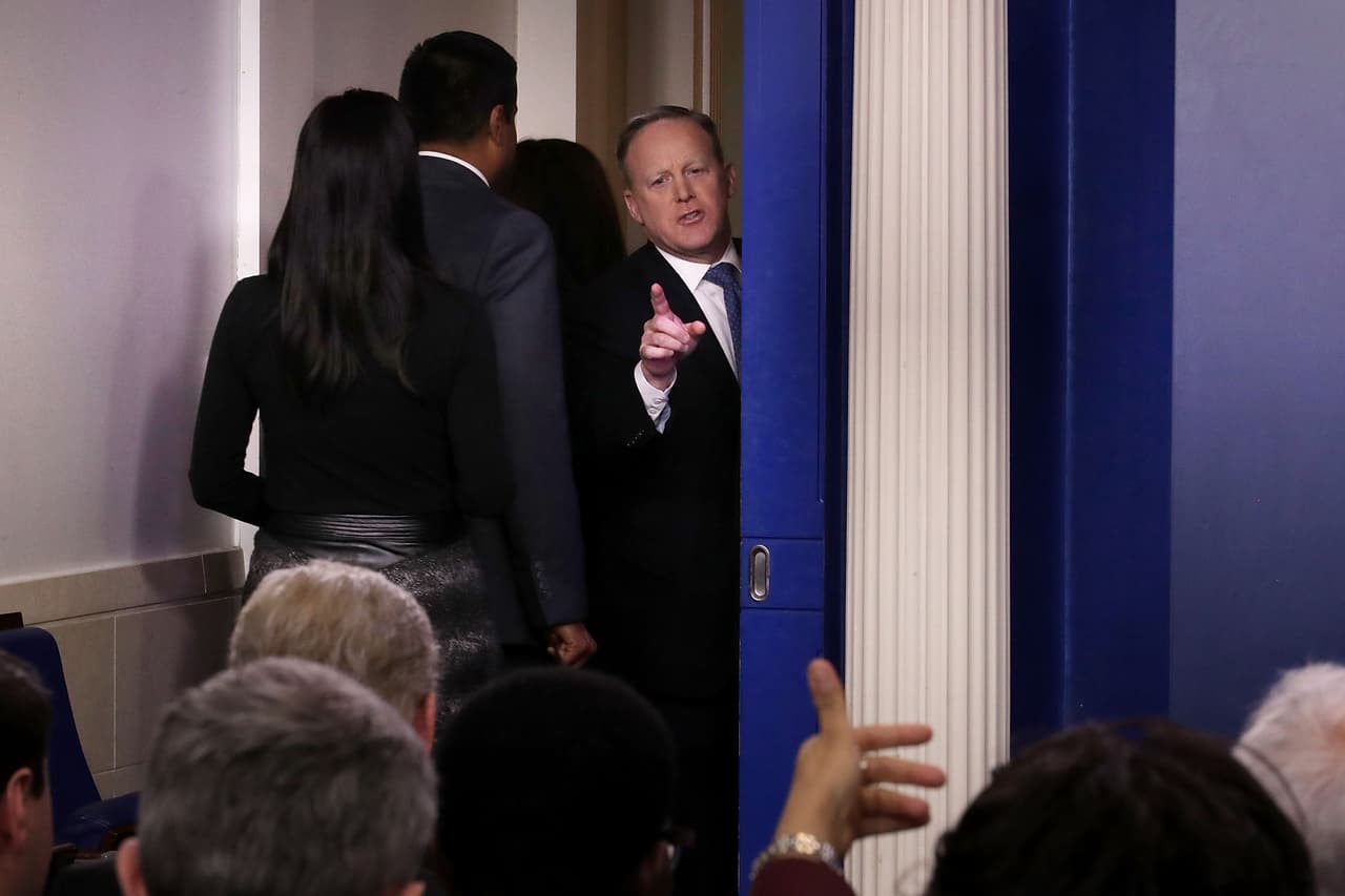 <b>Adiós Sean Spicer. </b>El exsecretario de Prensa de la Casa Blanca fue el primer ‘caído’ por la llegada de Scaramucci. 
<b><a href="http://www.univision.com/noticias/politica/renuncia-sean-spicer-como-secretario-de-prensa-de-la-casa-blanca" target="_blank">Spicer presentó su renuncia</a></b> el mismo día que el presidente 
<b><a href="http://www.univision.com/temas/donald-trump">Donald Trump</a> </b>le dio el cargo a Anthony Scaramucci. Spicer dijo a Trump que estaba en completo desacuerdo con la designación de Scaramucci como nuevo director de comunicaciones y que lo consideraba“un error”.
<br>
