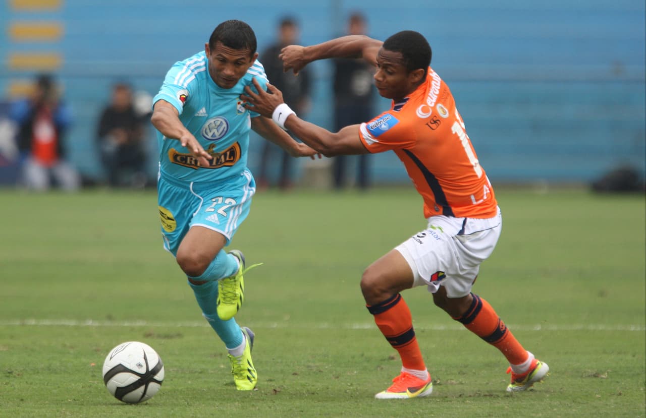 El peruano William Chiroque dio la pelea contra Caicedo entre los feos de la Copa América de 2011. Su rostro y orejas prominentes lo metieron en esa competencia.