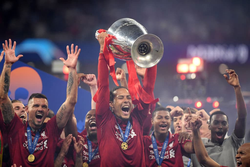 El holandés Virgil van Dijk y el trofeo de campeón de la Champions.