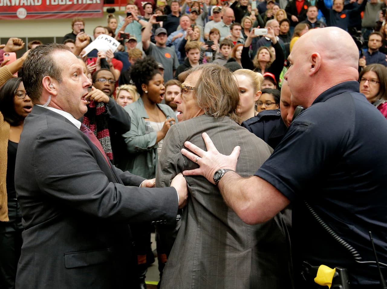 El fotógrafo de la revista Time, Christopher Morris, es agredido y expulsado del evento de Donald Trump en Radford, Virginia, el 29 de febrero. El medio donde trabaja se quejó en un comunicado.