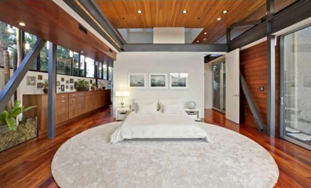 Los ventanales y los acabados en madera son el rasgo distintivo de esta propiedad que forma parte de las casitas del ídolo pop.