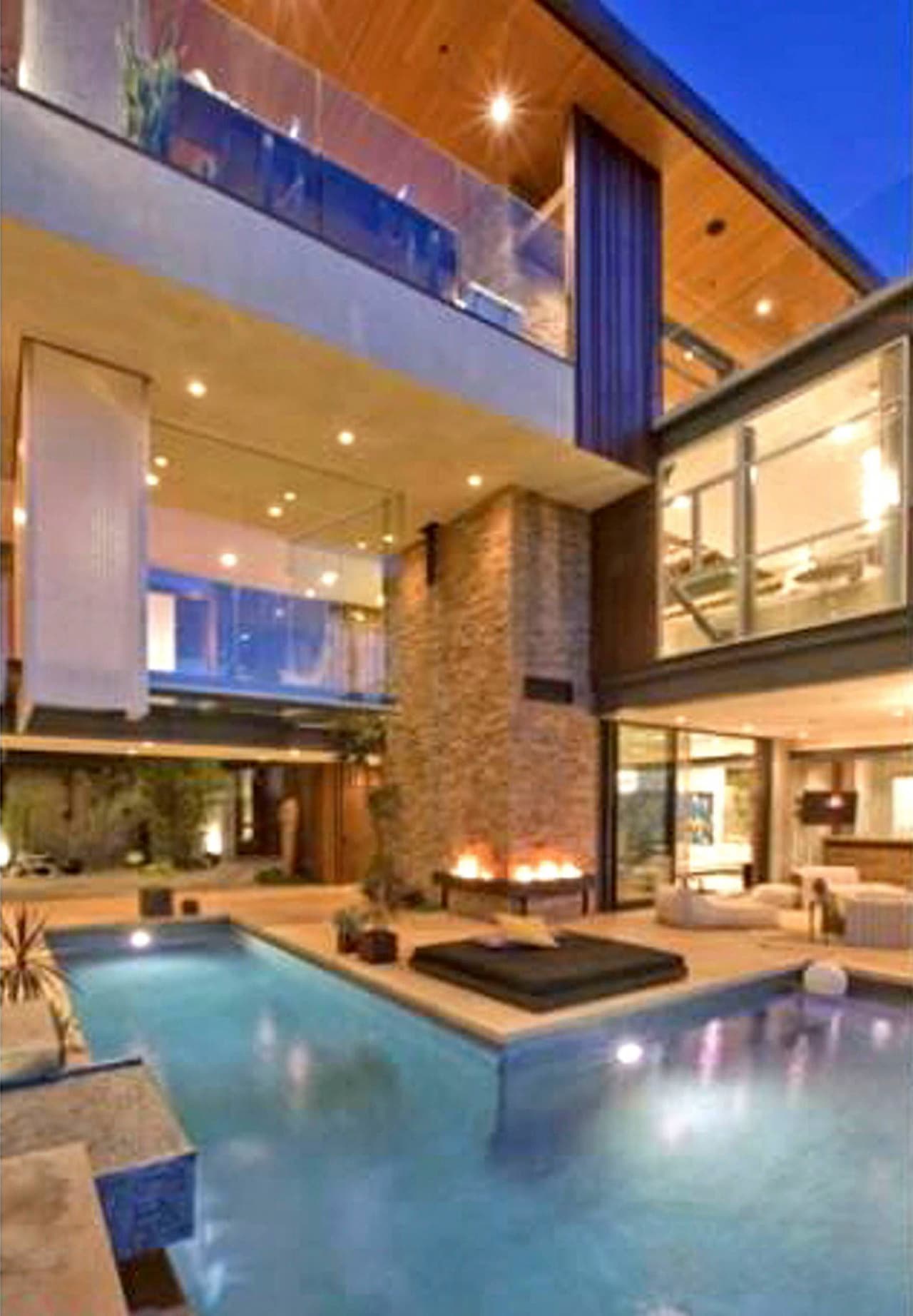 La mansión tiene un spa, cinco habitaciones, nueve baños y hasta un mini cine.