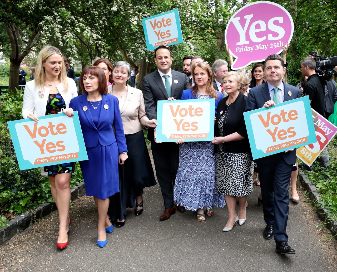 Taoiseach Leo Varadkar, primer ministro de Irlanda (en el centro de la imagen) junto con otros miembros del partido Fine Gael en Dublin, la capital de Irlanda, un dia antes de que se celebre el referendo con carteles a favor del sí. Abortar en Irlanda está prohibido por la Constitución. No está permitido cuando la mujer ha sufrido una violación o es víctima de incesto
<b>; </b>ni siquiera en caso de malformación del feto: solo está contemplado cuando la vida de la madre corre un peligro inminente.