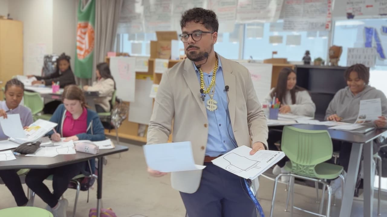 El legado de Manuel Cuevas: Inspirando a trascender barreras a través del “rap educativo” en Texas.