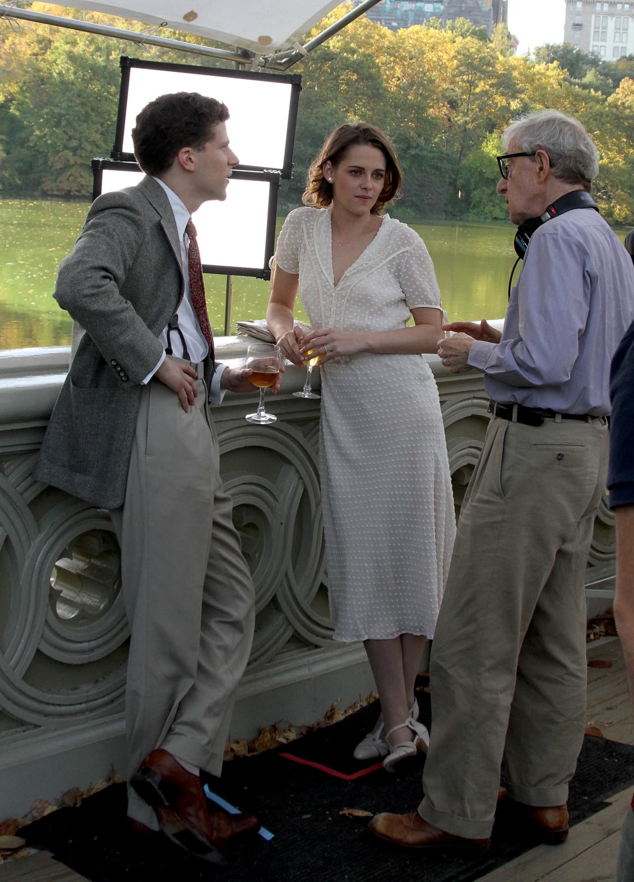 Todos estos años de experiencias le proveen suficiente conocimiento para poder conectar de forma más profunda con sus casts, ayudándolos a dar su máximo potencial frente a las cámaras.