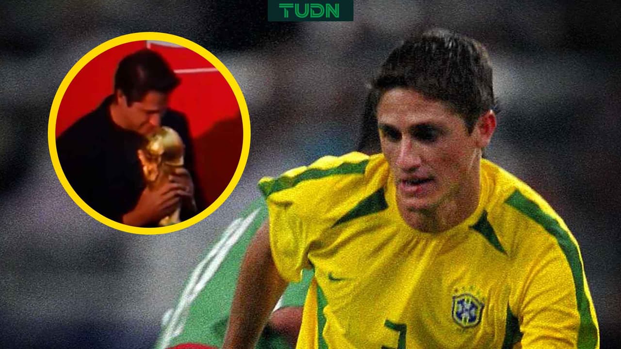 Edmílson tiene emotivo reencuentro con la Copa del Mundo