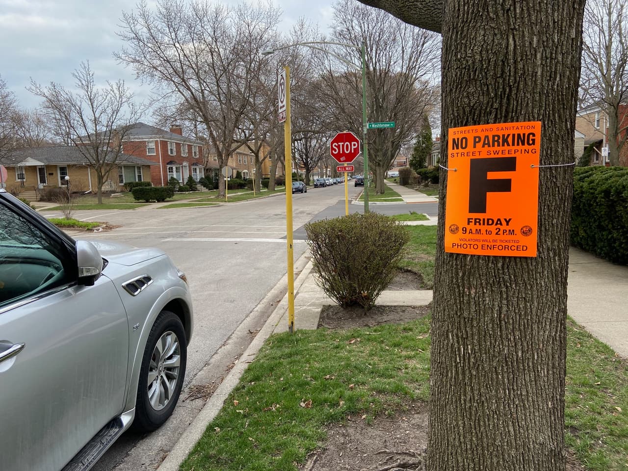 Los conductores de Chicago deben revisar los anuncios con las fechas y horarios de estacionamiento restringido por el paso de la barredora por ciertos lados de las calles.