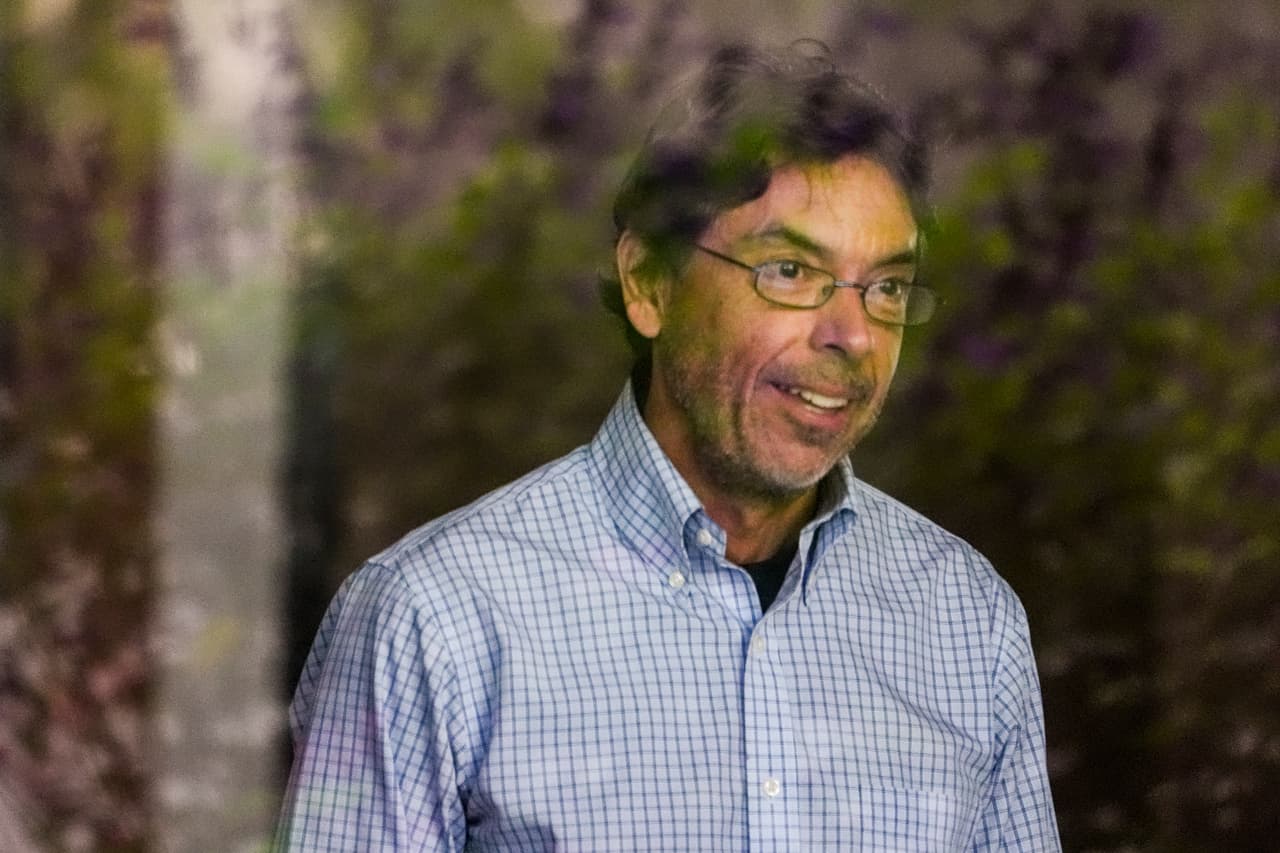 El Dr. Mark Chavez, médico de San Diego acusado en relación con la muerte del actor Matthew Perry por una sobredosis accidental de ketamina, es visto a través de una ventana de cristal a su llegada al Tribunal Federal Roybal en Los Ángeles, el viernes 30 de agosto de 2024. (Foto AP/Damian Dovarganes)
<br>