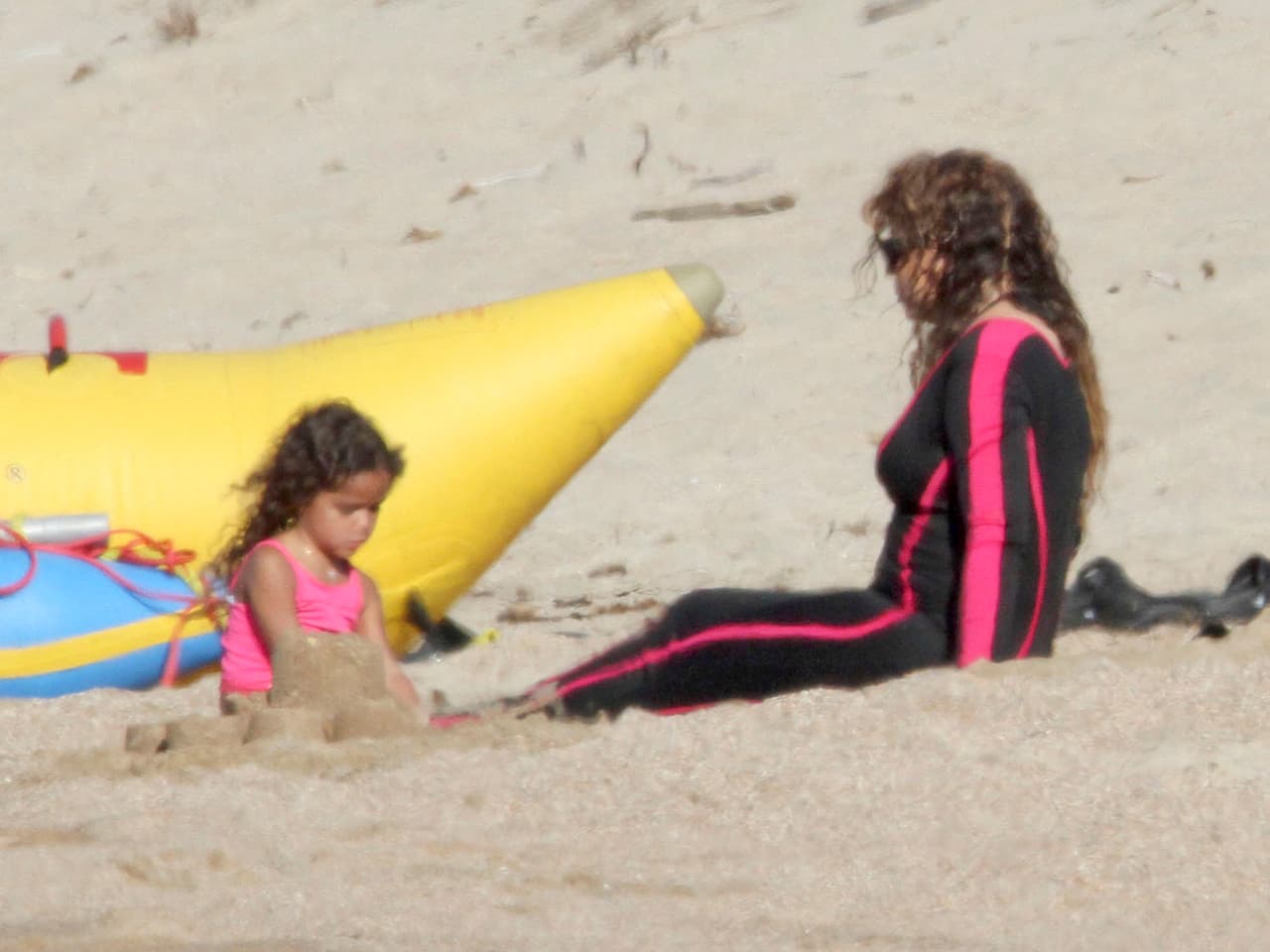 James va tan en serio con Mariah que hasta andan con los niños de ella.