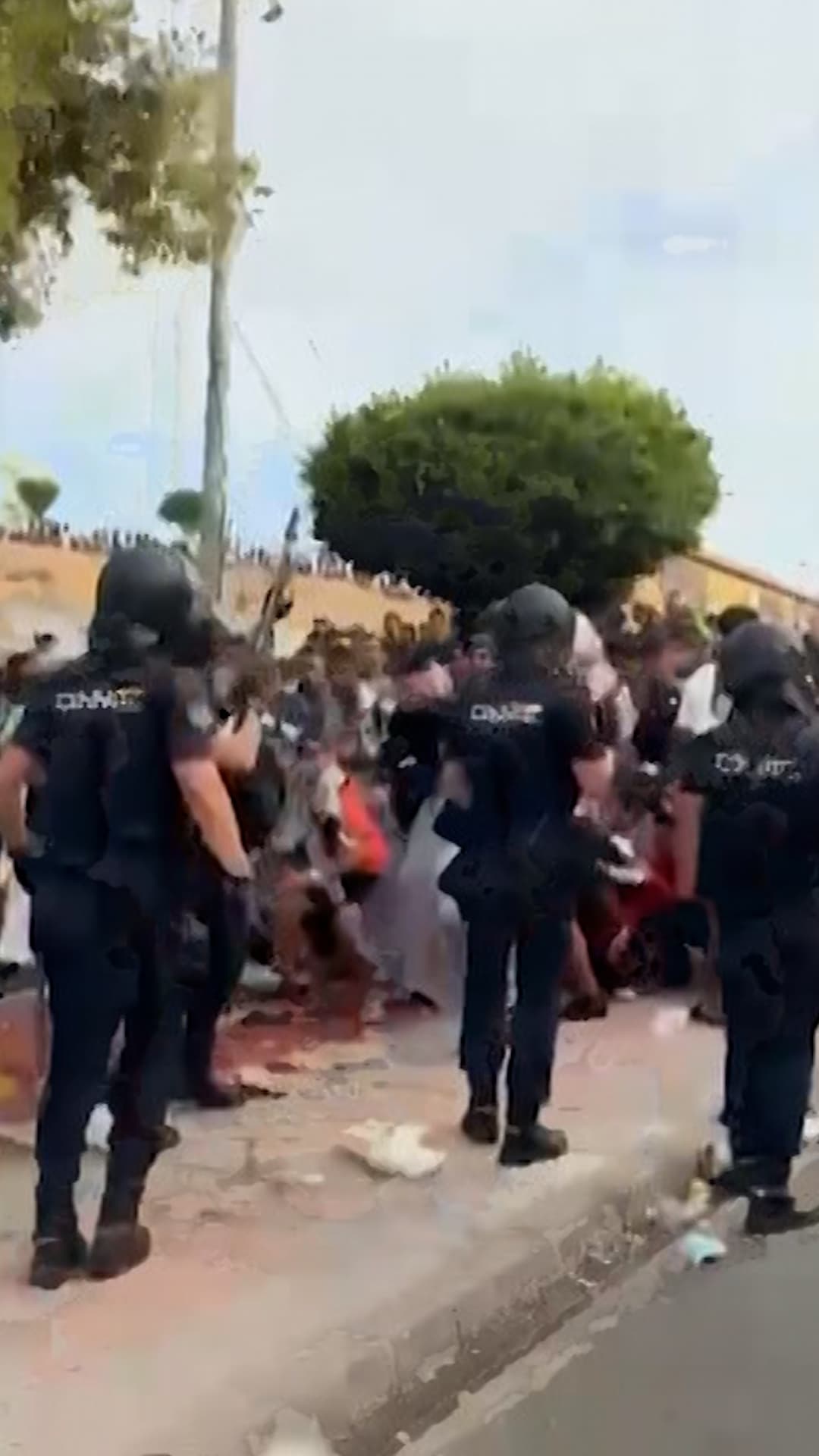La policía en Ceuta dispara al aire para evitar una estampida