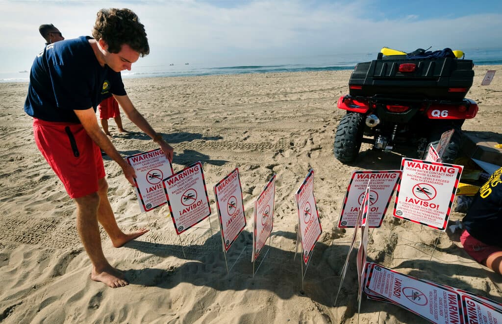 Las autoridades cerraron este domingo las playas de Huntington Beach y pidieron a los ciudadanos que evitaran ir a la costa. También se canceló la última jornada del Pacific Airshow, una multitudinaria exhibición aérea que congrega en Huntington Beach a cientos de miles de personas a lo largo del fin de semana.