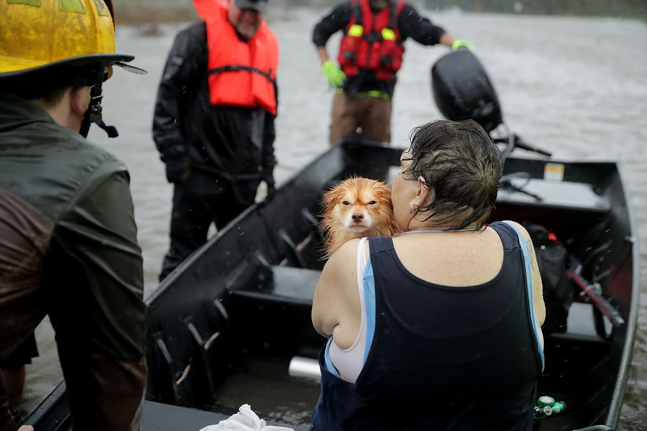 En James City, Carolina del Norte, bomberos rescatan a una mujer con su perro de su casa inundada. El caudal de agua y las fuertes lluvias obligaron a cientos de personas a pedir rescates de emergencia en el área alrededor de New Bern en la confluencia de los ríos Nueces y Trent.