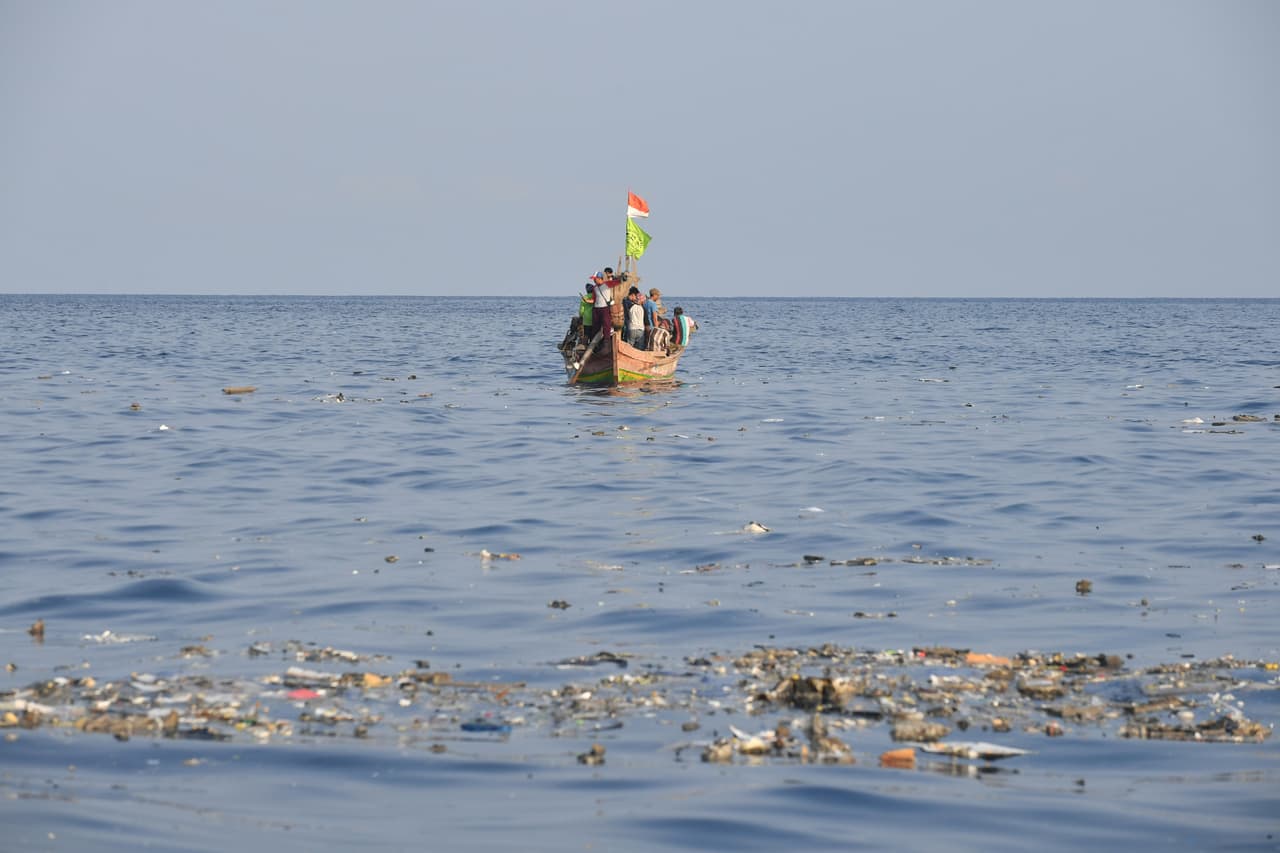 El aparato cayó al agua a gran velocidad y se hundió a 98 pies de profundidad en el mar (unos 30 metros).