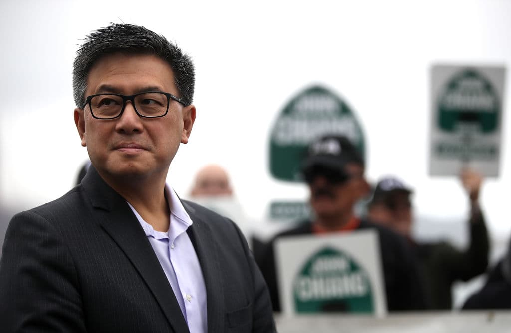 <b><a href="https://www.univision.com/los-angeles/kmex/noticias/politica/john-chiang-el-candidato-progresista-que-asegura-saber-como-administrar-la-chequera?j">John Chiang</a> - Demócrata:</b> Ocupa el cargo de tesorero de California desde 2014. A sus 55 años también ha servido como contralor estatal y miembro de la Junta estatal de Impuestos (BOE).