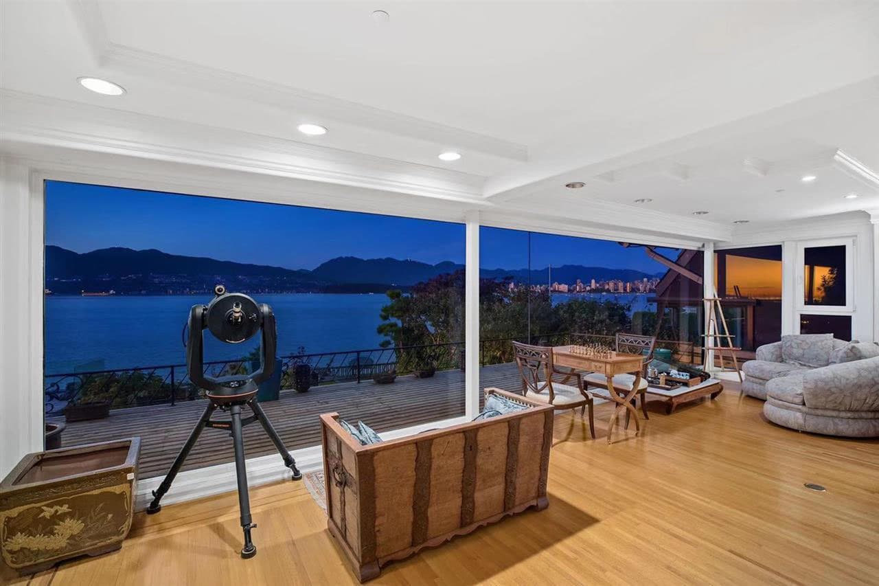 En su sala de estar cuenta con binoculares que permiten apreciar el horizonte.