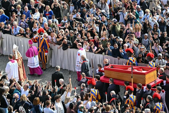 Procesión del traslado del cuerpo del papa Francisco. (Photo by Alberto PIZZOLI / AFP) (Photo by ALBERTO PIZZOLI/AFP via Getty Images)