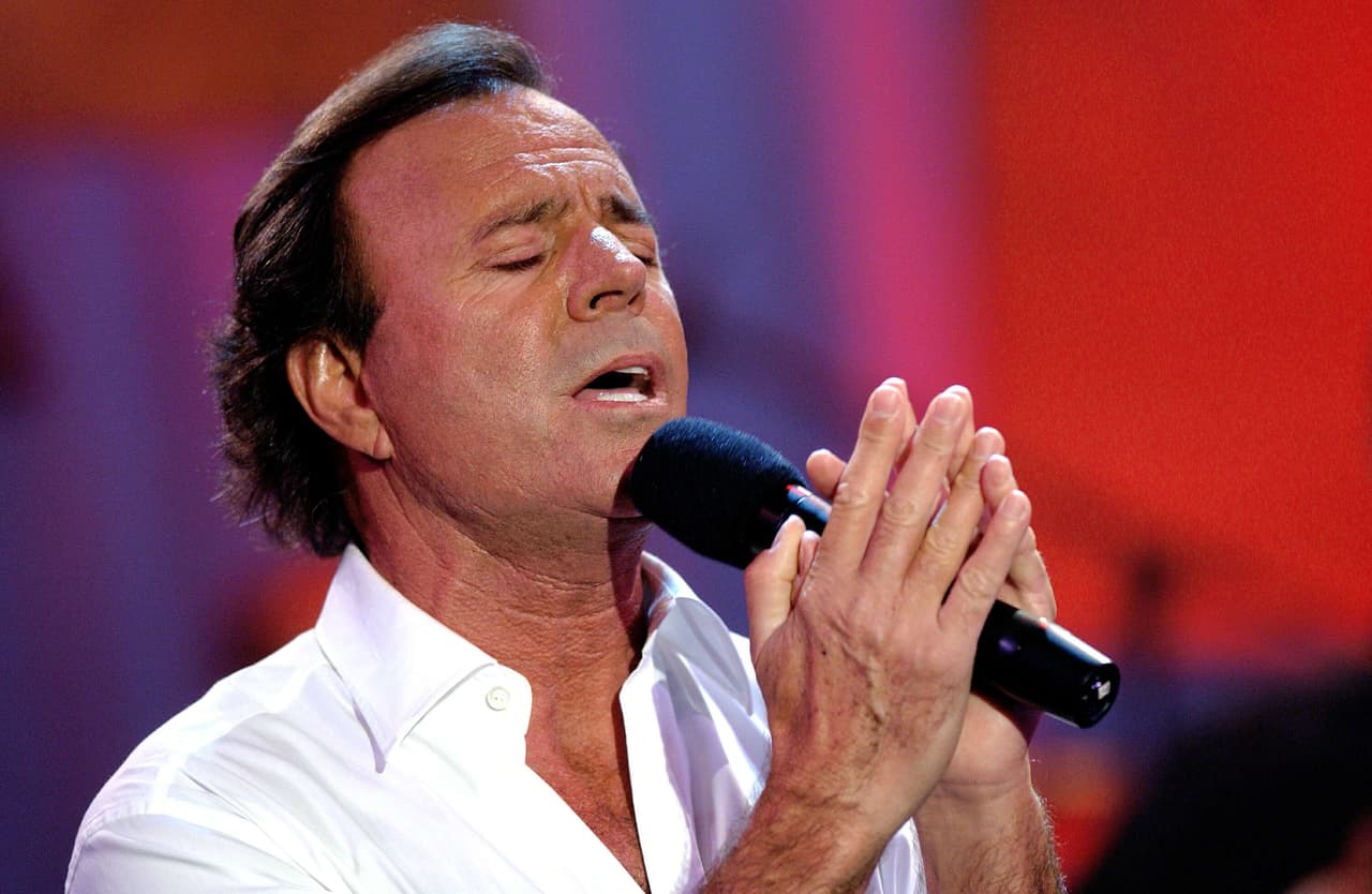 Sobre las razones de su distanciamiento, se dice que Julio no estaba muy de acuerdo con que Enrique se dedicara a la música.