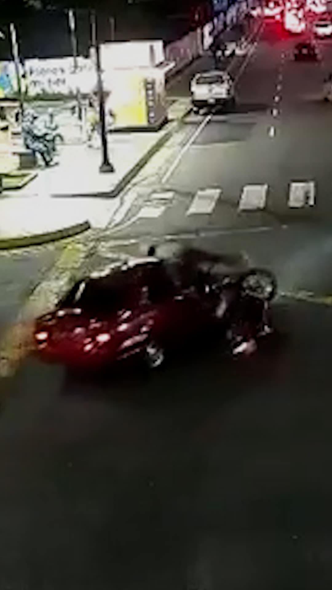 Un motociclista sale volando tras choque y sobrevive