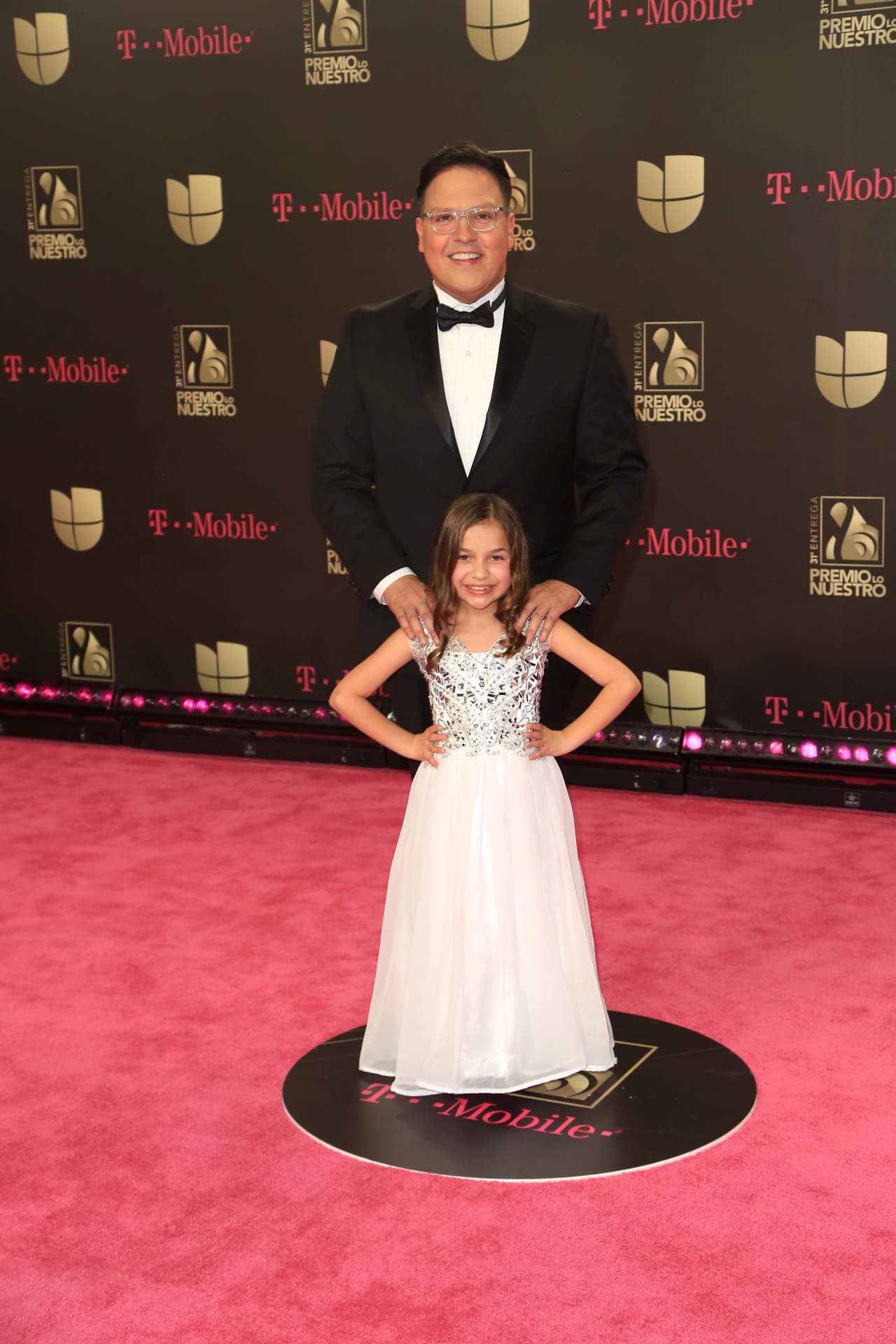 Raúl González llegó muy bien acompañado a la alfombra magenta de 2019. El venezolano posó como todo un galán en un esmoquin negro.