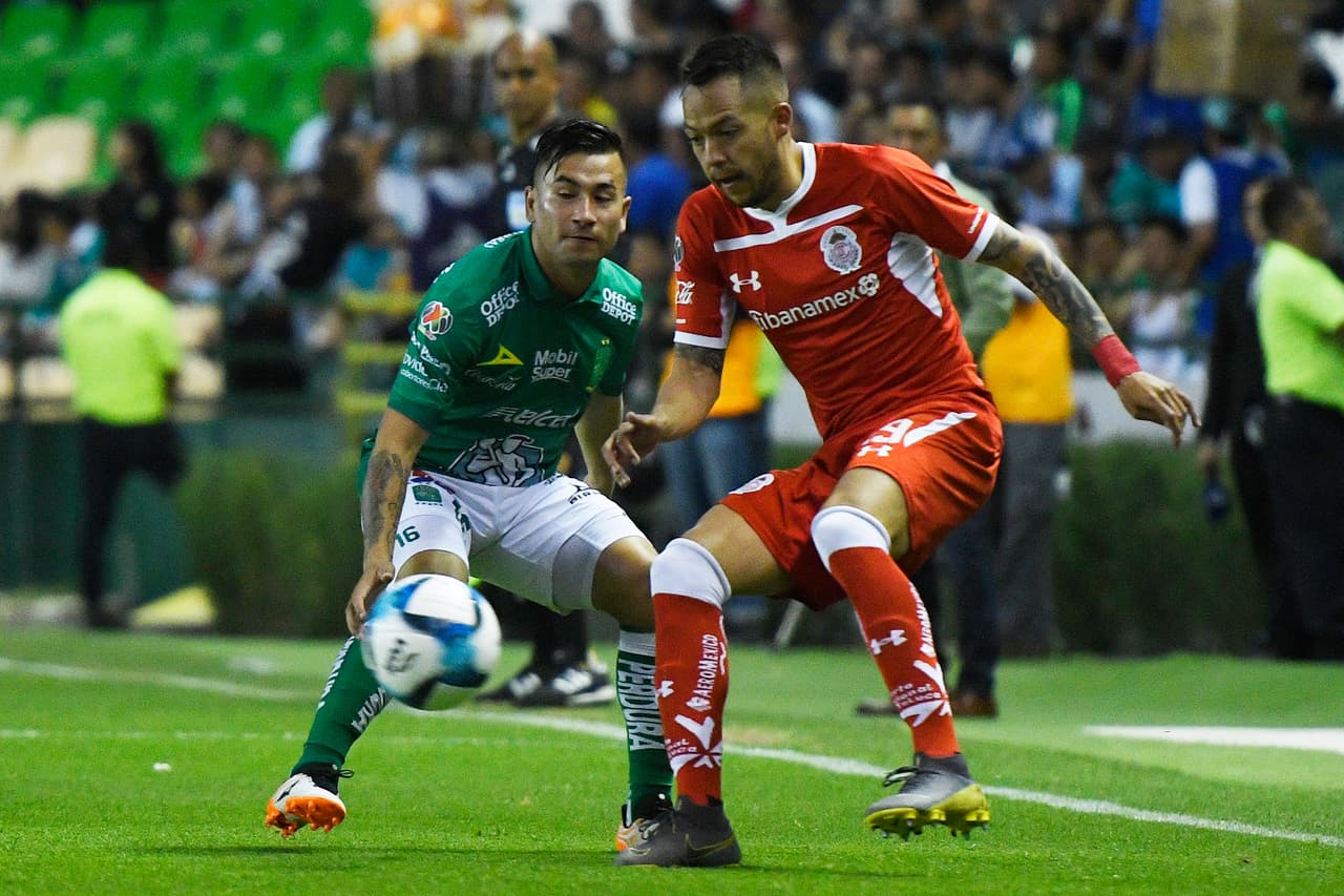 Toluca realizó una buena marcación en gran parte del terreno de juego al grado de mantener su arco intacto. Al descanso el partido se mantenía empatado sin goles.