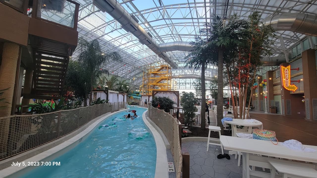 Los visitantes pueden deslizarse por los toboganes de tubo Electric Eel, Sonic Serpent y Barracuda Blaster, o ir de cabeza en tres toboganes de carreras Tidal Racers. Otros cinco toboganes de agua están diseñados para visitantes más jóvenes en Slide Island del parque.