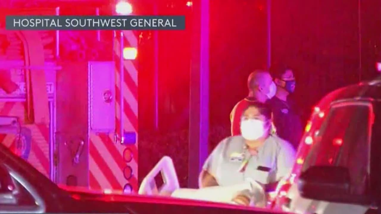 Pacientes del hospital Southwest General son evacuados por la presencia de humo en el pasillo