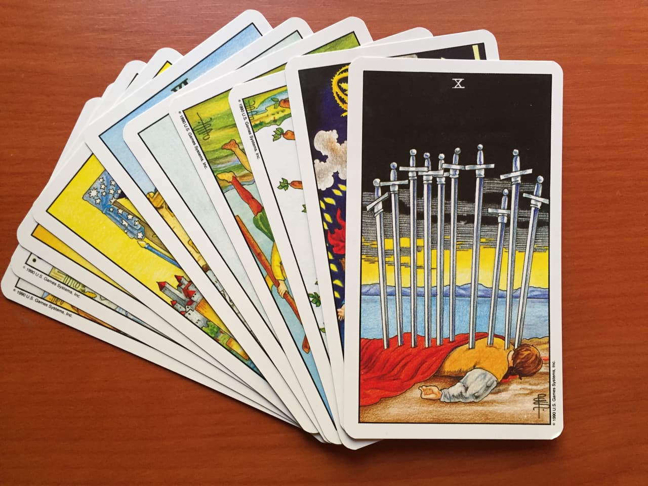 Lo mismo tiene que ver con el trabajo: puede que ser que termine abruptamente y te despidan en cualquier momento. Tal vez que alguien ocupe tu puesto o que te muevan a algo indeseado o que tu aumento de sueldo o posición sea negado. Si estás buscando empleo, debes tener más paciencia. O sea, puro sufrir.