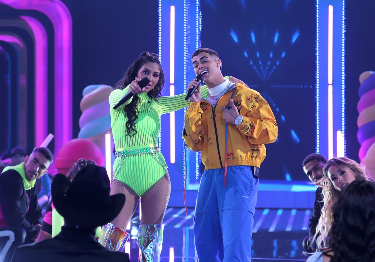 Al heredero de una de las dinastías musicale más emblemáticas de México le siguen otras jóvenes promesas de la música, como 
<b>Los 2 De La S, Myke Towers, Sech y Lunay</b>, quien tuvo una presentación en la última temporada de La Reina de la Canción.