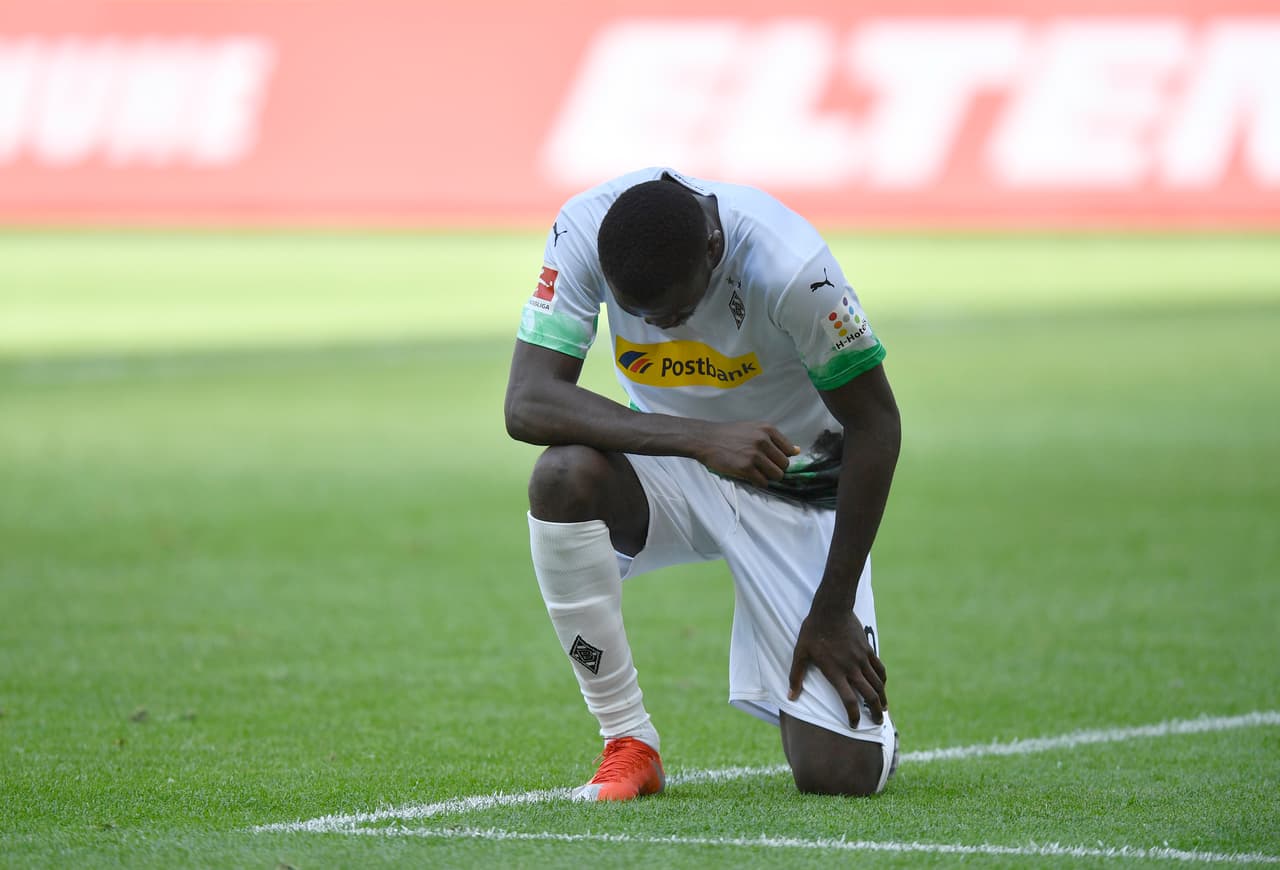 Marcus Thuram, jugador del Gladbach marcó un doblete y no se olvidó de George Floyd. El jugador se hincó tras anotar su segundo tanto en la victoria sobre el Union Berlin.