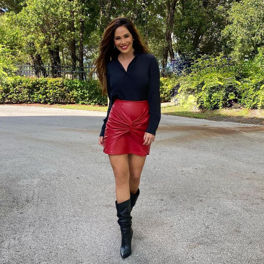 Las texturas tipo cuero no pueden faltar en tu gaurdarropa esta tempora de fiestas. La conductora mexicana luce en esta imagen una falda con este material y botas negras con ese mismo estilo.