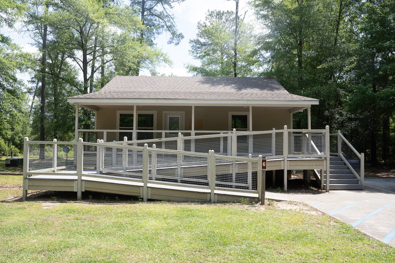 Después de un día completo explorando, querrás quedarte y relajarte en uno de los campamentos o cabañas.