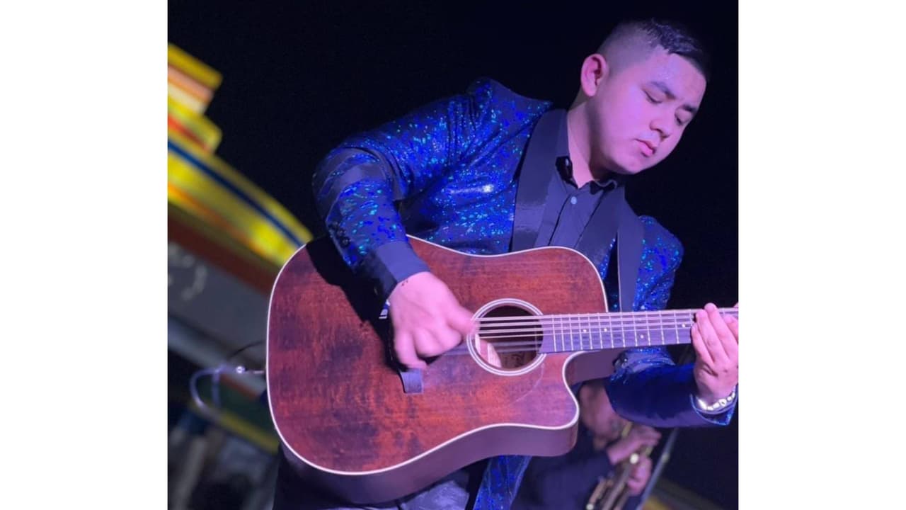 Víctor Manuel Garza toca el requinto, una guitarra pequeña, en Grupo Fugitivo.