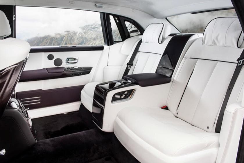 <b><u>Armario para Bebidas – Rolls-Royce</u></b>
<br>Para esas ocasiones,
<a href="https://www.univision.com/temas/rolls-royce">Rolls-Royce</a> ofrece un armario para bebidas ($14,000) entre las dos bancas donde encontraras copas y una botella (refrigerada por supuesto).