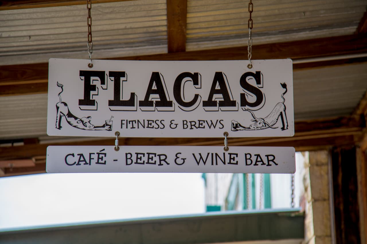 En este bar de Hico, Texas, te prometen buena comida y bebida y un lugar para ponerte en forma.