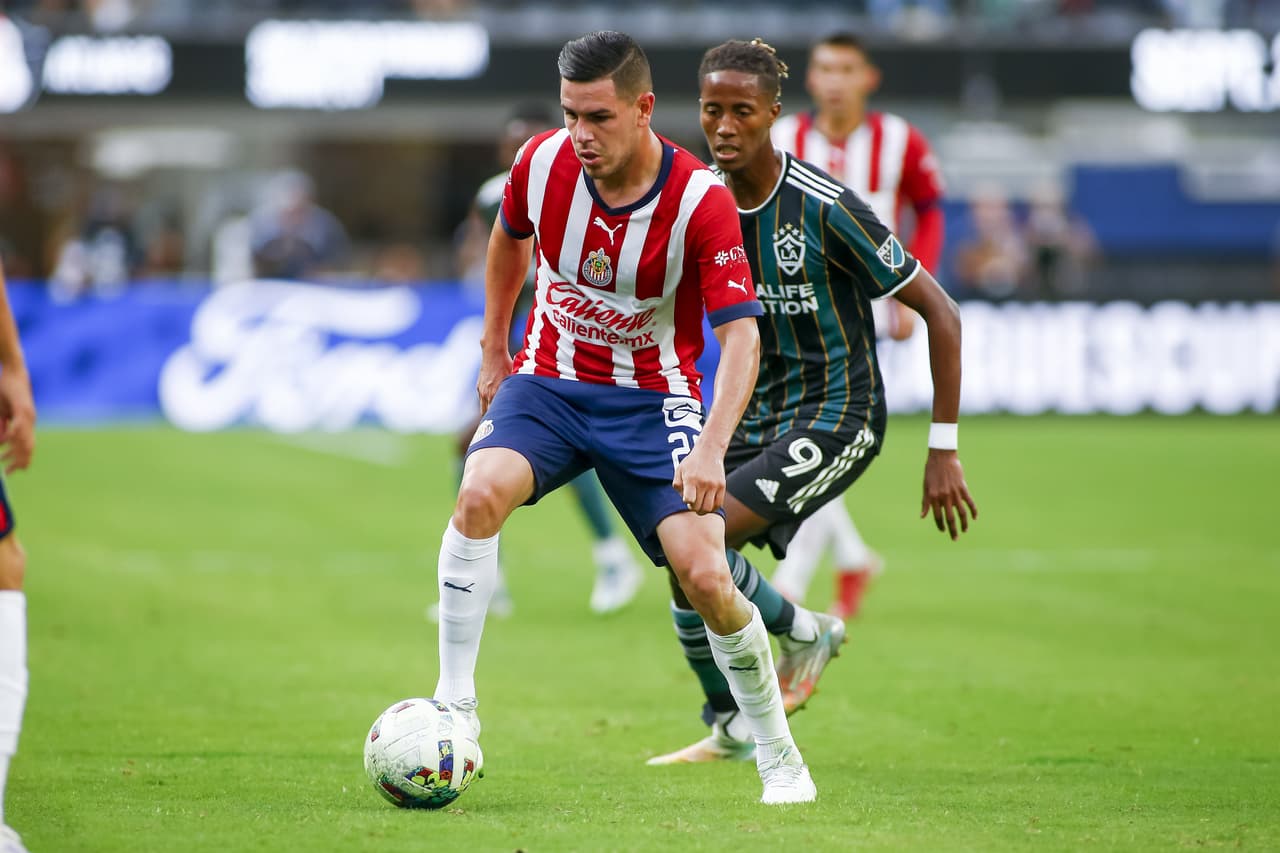 Chicharito y LA Galaxy confirmaron el mal momento de unas Chivas que siguen sin saber anotar y que otra vez se cansaron de fallar hasta que la defensa no pudo con la definición de Joveljic y un gran disparo de Pérez.