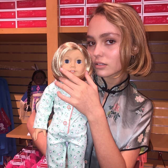 El la muñequita de Vanesa Paradis y Johnny Depp.