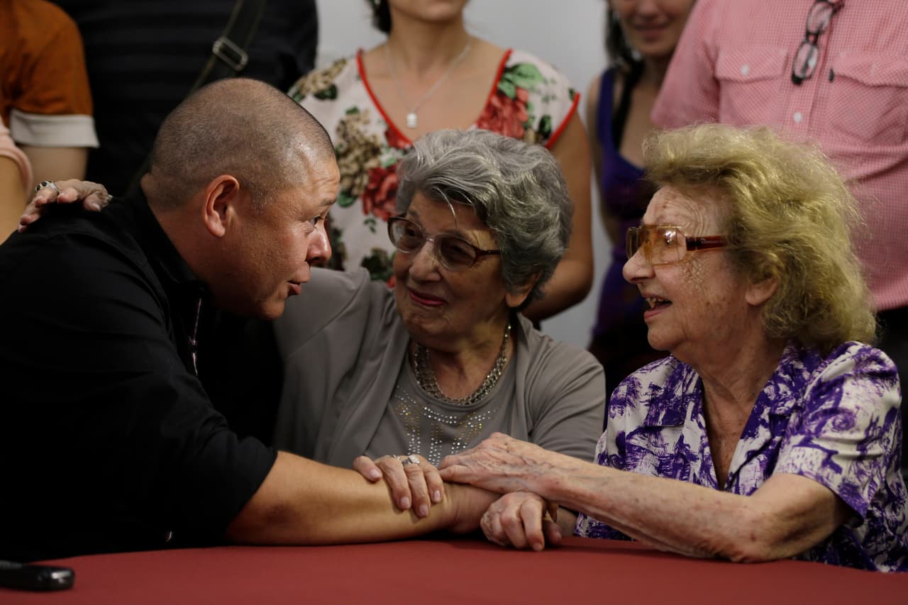 Mario Bravo se reencuentra con su madre en Argentina