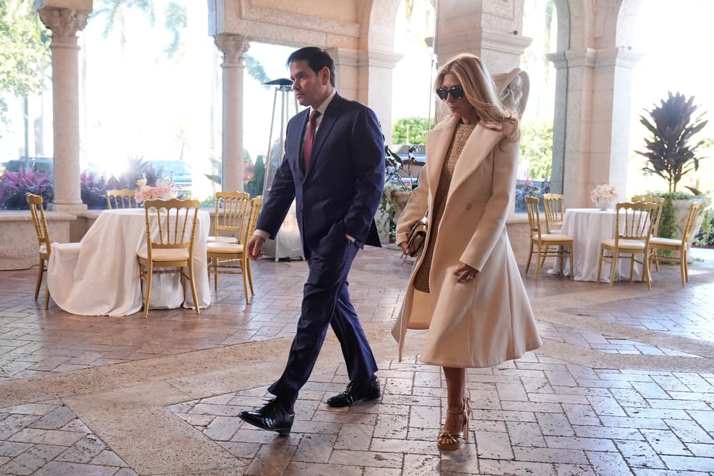 Con mucha elegancia, el secretario de Estado, Marco Rubio y su esposa fueron dirigidos hasta la misma mesa del presidente Donald Trump.