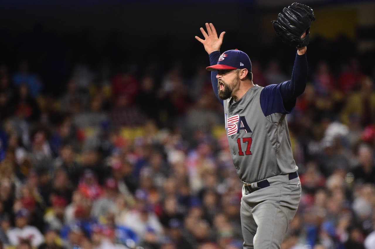 Pat Neshek celebró así tras ponchar a Kennys Vargas para cerrar la octava entrada. El triunfo está muy cerca.