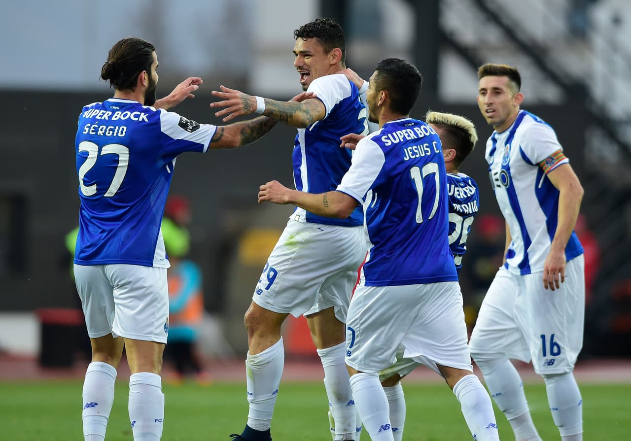 Porto gana, golea y lidera en Portugal