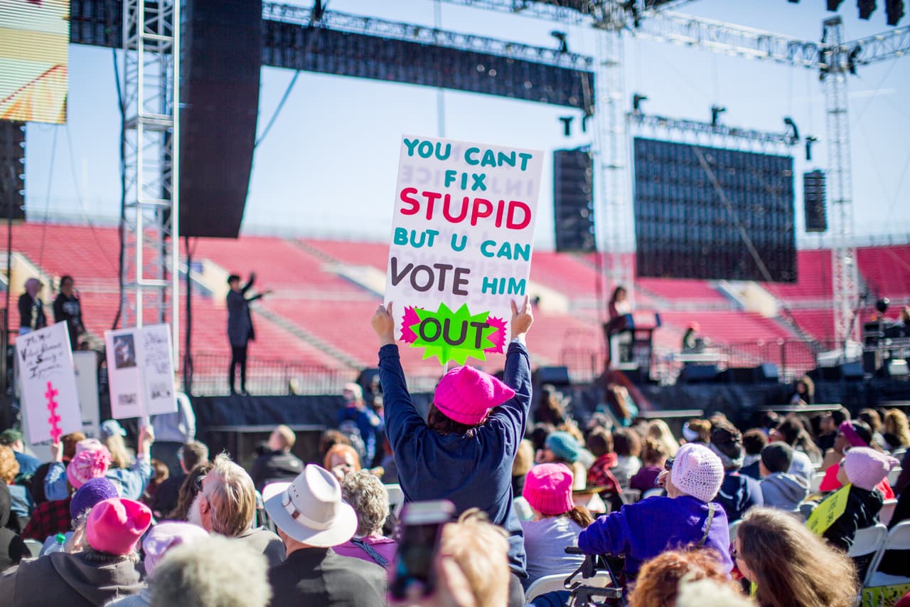 "No puedes arreglar a alguien estúpido, pero sí puedes votar para sacarlo".