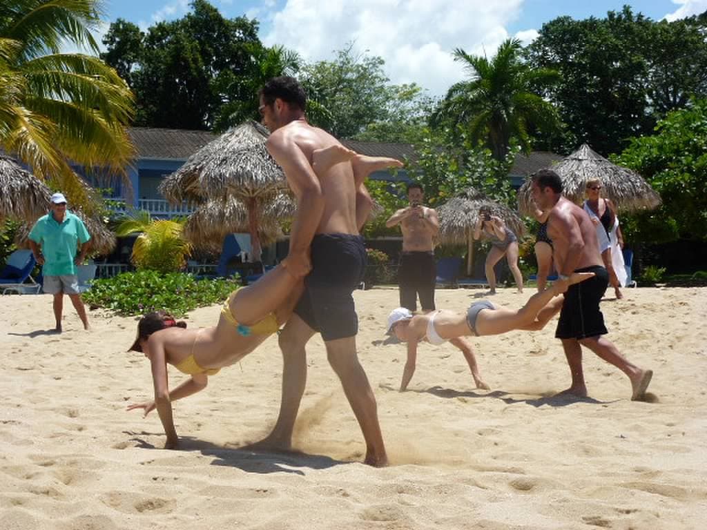 La fiesta duró varios días, en los que los invitados se divirtieron con diferentes juegos, como este, en el que Markle (con bikini amarillo) camina de manos sobre la arena.